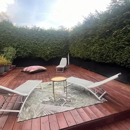 With Garden Close To The Slopes *